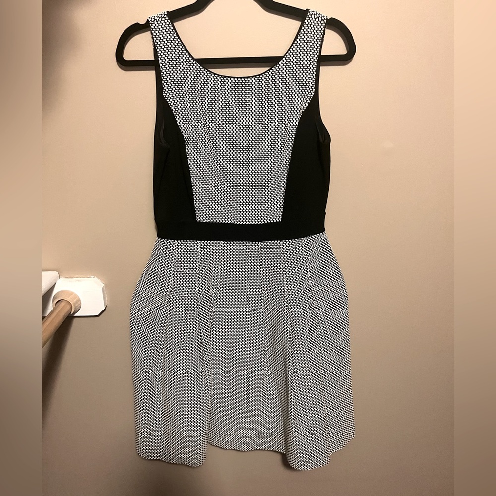 White House Black Market size 6 black and white dress